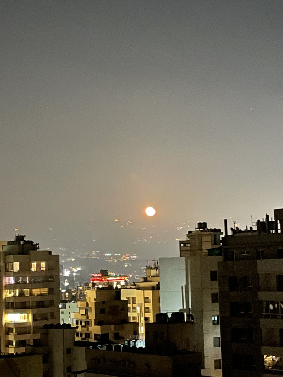 LoubnaFakhredd2's tweet photo. القمر الليلة اصفر ع اورانج 🤷🏻‍♀️ https://t.co/oCxagLAObi