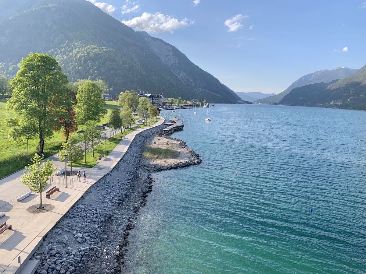 ohofillepetite's tweet photo. Achensee, Tyrol, Austria ช่วง Spring เมษา - พฤษภาคม แถวเทือกเขา Alp ดอกไม้บานเต็มไปหมด ขึ้นเป็นทุ่งสีเหลือง สีขาวทุกที่ อากาศกำลังดี ไม่ร้อนไม่หนาวจนเกินไป ยอดเขาสูงๆ ยังมีหิมะประปราย คือ สวย โรแมนติกไปหมดทุกที่จริงๆ ใครจะมาแถวนี้แนะนำ ช่วงเมษา พฤษภาคม เลยจ้า https://t.co/N0r5IppTJ3