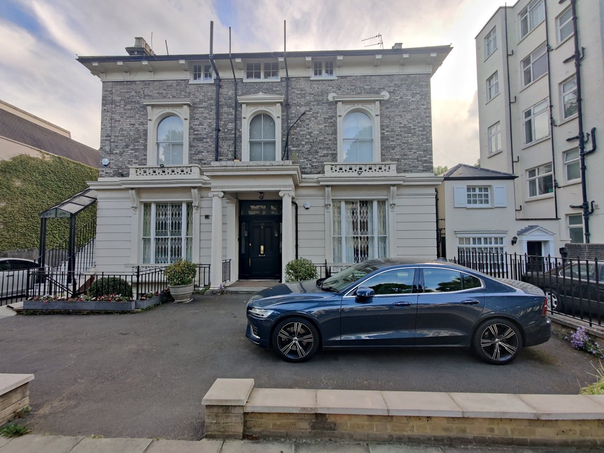 The normal big house is No. 117B. There is a 117A to the left of it.
The tiny house next to 117B, is 117 1/2.
I kid you not.
(At a street near St. Johns Wood, #London )
#housesoflondon