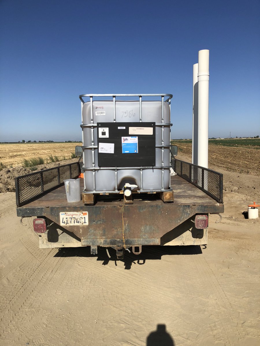 Neal43648099's tweet photo. A silage corn field getting SP-1 applied. On the seed.  #watereffeciency #nutrientrelease #rootstimulation #SP-1 https://t.co/emDsttvdEy