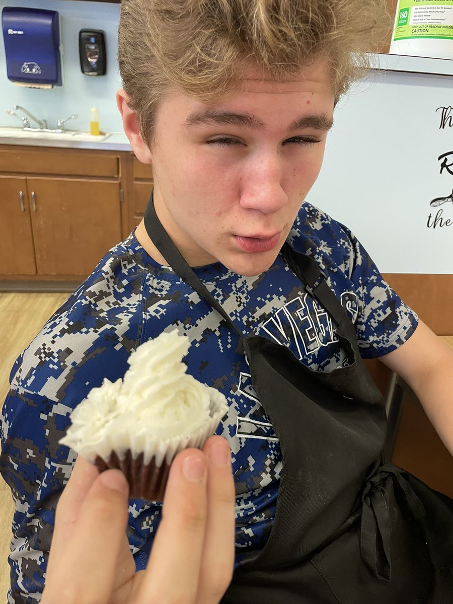 mhannonENFACS's tweet photo. PREPARING FOR BATTLE WITH @whatchamacakes!! Cupcake wars 1 week countdown has begun #tri3 #finishstrong #cupcakes https://t.co/isrOmYeOMQ