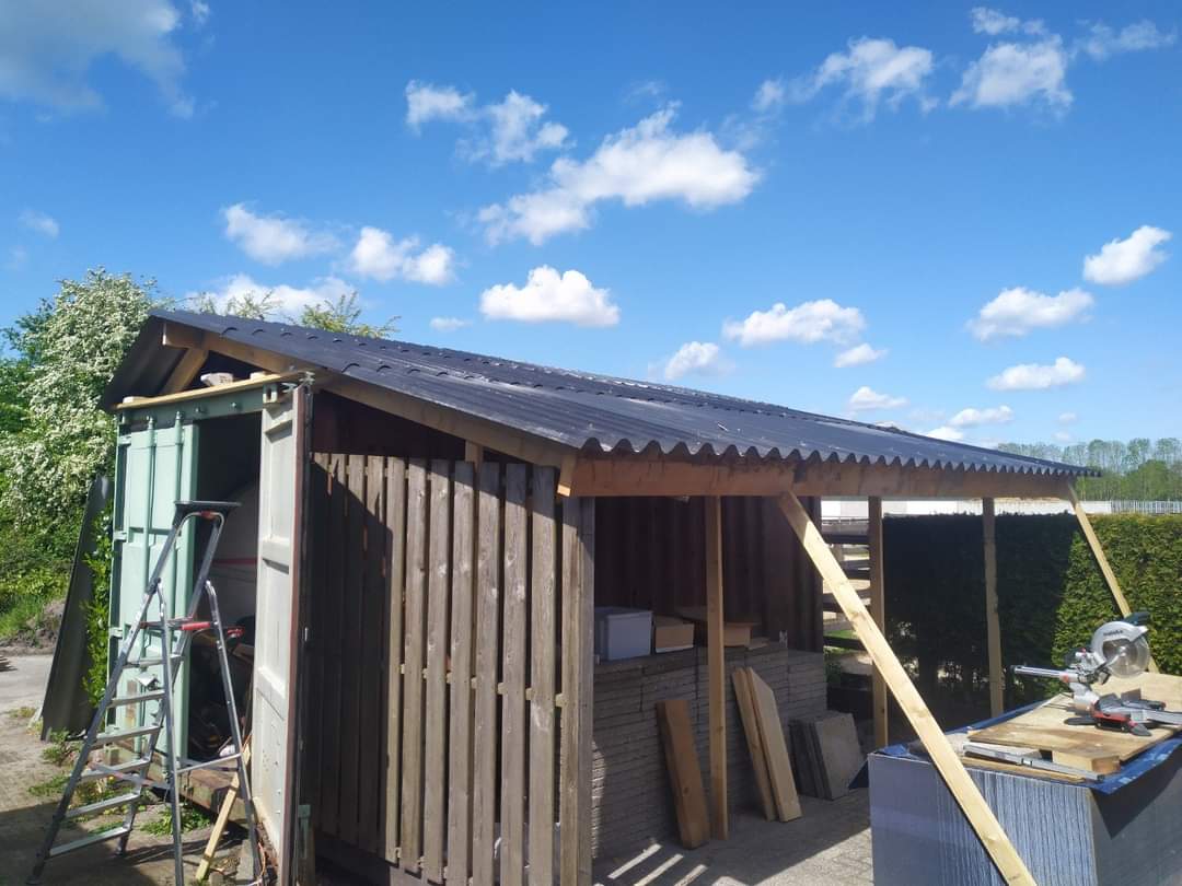 Ramses Shaffey zong het al in 1972: "We zullen doorgaan / Met het zweet op ons gezicht...". Dat doen we bij het Observeum ook, want nu is ons vaste bouwploegje bezig met een nieuwe fietsenstalling voor de vrijwilligers. 🚲🚲 👍