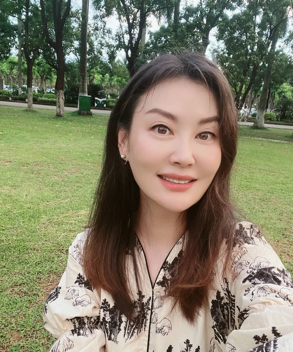HanEva91D's tweet photo. Nice weather with beautiful beauties lol https://t.co/eU3yF3bepZ