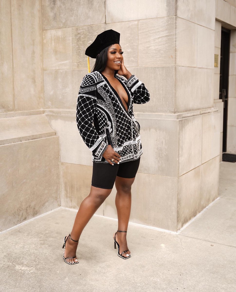 stanzzayvette's tweet photo. graduate law school, but make it fashion. https://t.co/uvNFR7pkOJ
