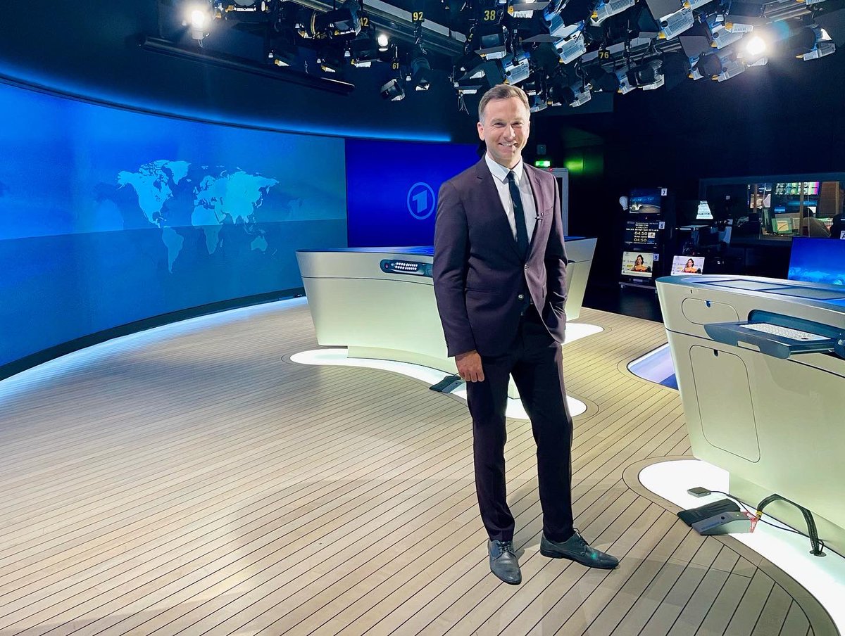 1. Tag bei der <a href="/tagesschau/">tagesschau</a>. 👀 
Tausend neue Eindrücke, Namen, Gesichter, Abläufe… Ziemlich müde, aber auch ziemlich happy. Und vor allem: Ziemlich beeindruckt von dieser ehrwürdigen Nachrichtenfabrik.
