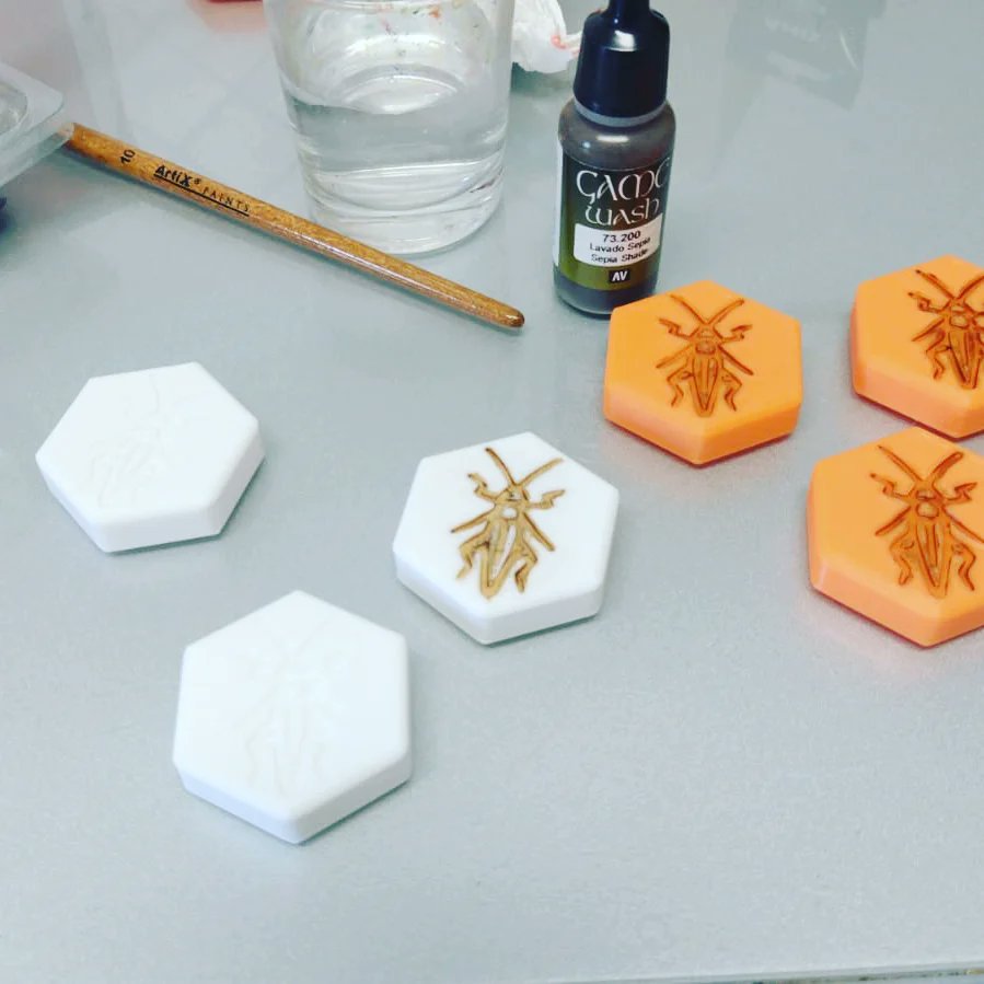 raulmirandal's tweet photo. ¿Conocéis el juego de mesa HIVE (La Colmena)? 🐝🍯
Hemos sacado una versión con la impresora 3D del cole para jugar en los patios.
Solo necesita un retoque de pintura y a jugar !!! 
#RecreosDiferentes
#ProfeFriki
#Hive https://t.co/E90fW0ipef