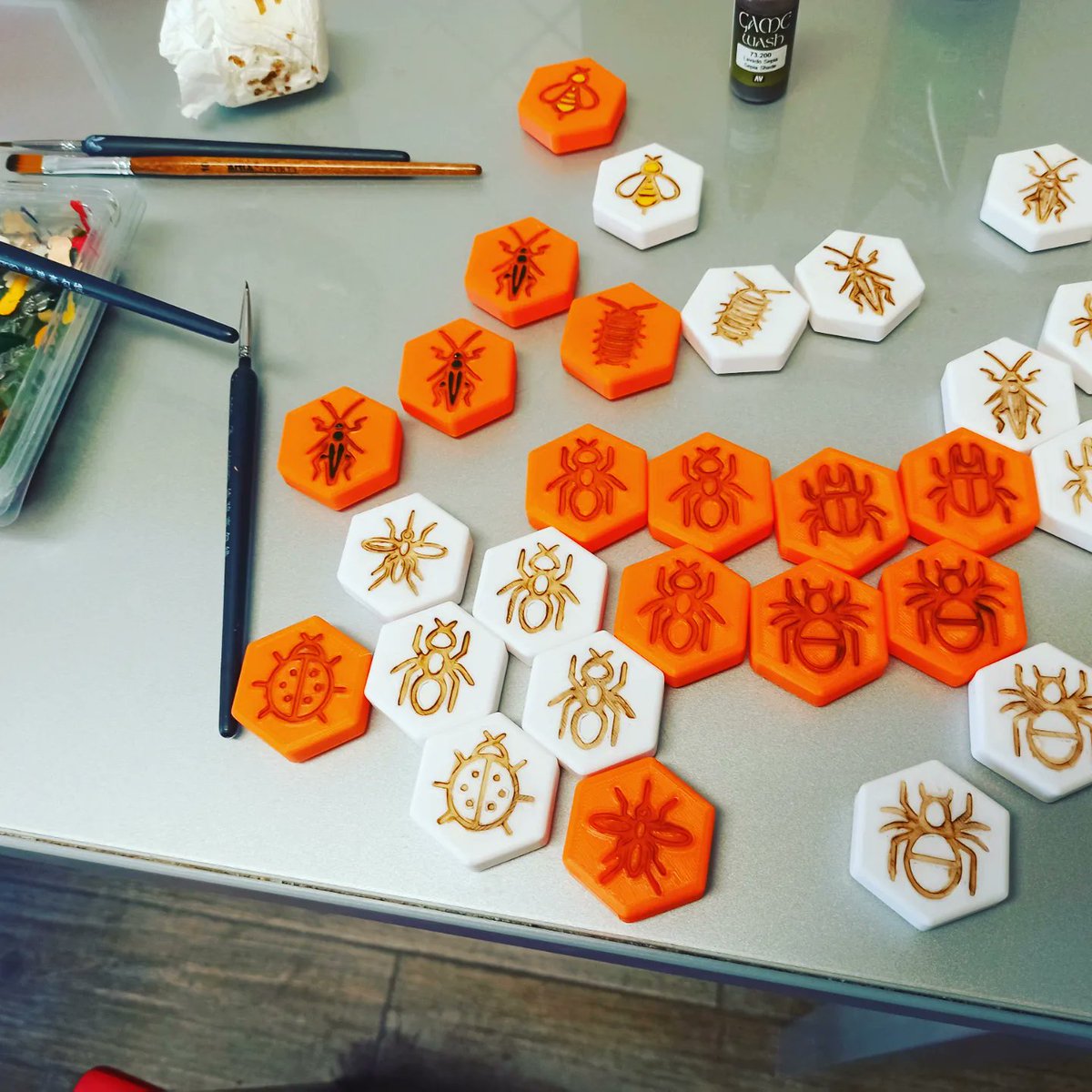 raulmirandal's tweet photo. ¿Conocéis el juego de mesa HIVE (La Colmena)? 🐝🍯
Hemos sacado una versión con la impresora 3D del cole para jugar en los patios.
Solo necesita un retoque de pintura y a jugar !!! 
#RecreosDiferentes
#ProfeFriki
#Hive https://t.co/E90fW0ipef