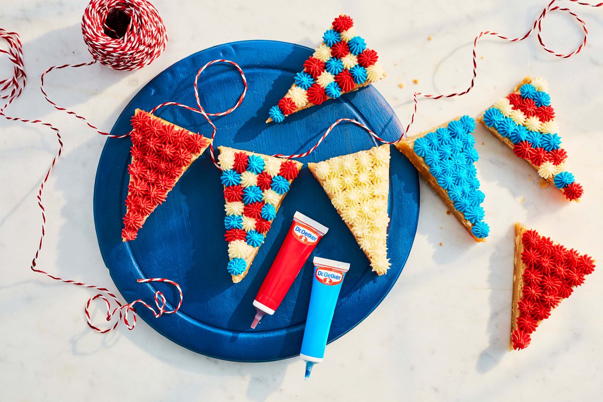 Desserts fit for the Queen! Our 'Custard Cream Blondie Bunting' is a fantastic edible decoration to elevate your menu in time for the jubilee. Who doesn't want a slice of the royal celebrations? 🍽 Discover the recipe 👉 bit.ly/3KC9D2p