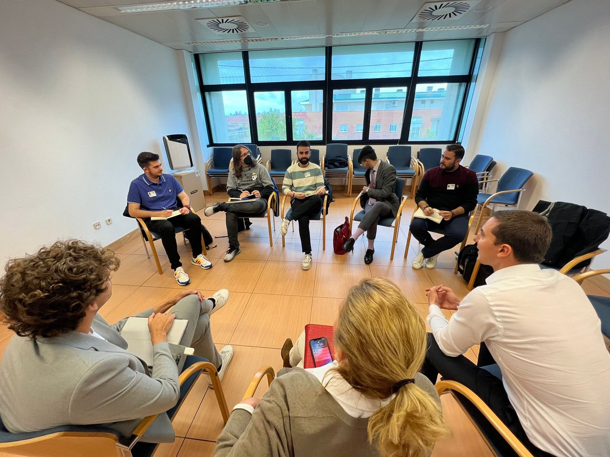 Hace unos días nos reunimos con los representantes de estudiantes de las universidades públicas de Madrid para ver los objetivos del próximo curso.

Hoy hemos llevado a la comisión sus reivindicaciones y serán convocados por la Comunidad de Madrid este mes de junio.