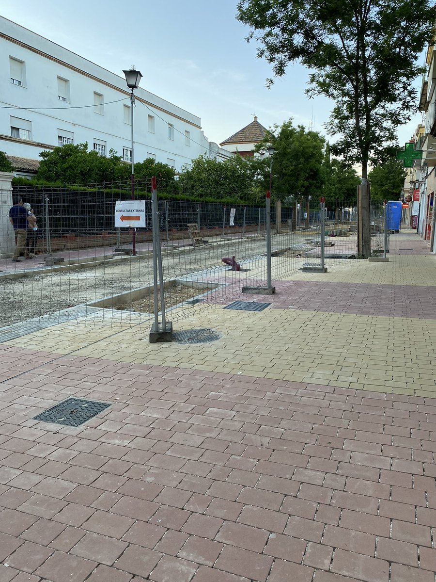 La nueva imagen de la Av de la Cruz  Roja, más accesible, más verde (tiene muchos nuevos parterres). Me atrevo a decir que va a ser una gran arteria comercial de la ciudad. Me ha gustado mucho la pinta que tiene.