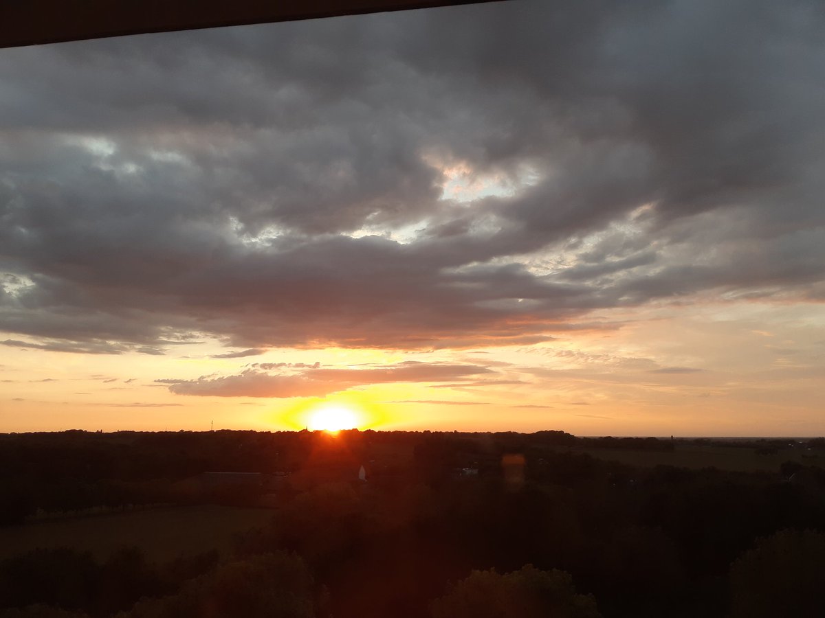 limwierde's tweet photo. This present #sunset over the village of #Merkelbeek. #lovinit #sunsetphotography #parkstadlimburg #limburg #jezultermaarwonen @magnifiekZL https://t.co/NnSCsWWfVM