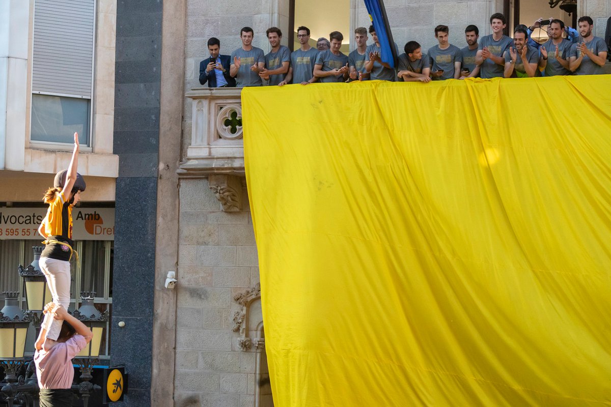 💛🖤 El Raval s'ha tenyit avui de groc i negre! Hem rebut l'<a href="/atleticdhm/">Atlètic Terrassa DH Masculí</a>, que ha celebrat la Copa i la seva 22a Lliga de Hockey amb la ciutat des del balcó. Gràcies per continuar portant el nom de #Terrassa, la capital catalana de l'esport, al màxim nivell! Felicitats, campions!