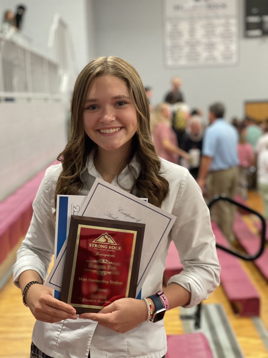RaeganFox13's tweet photo. Honored to be chosen Most Outstanding Drama Student of the Year plus All A’s Honor Roll and Spelling Bee Participant. @DeytonKen @Ground_Up_Bsb @D__Jenn @AP08Whitley #srcssoftball https://t.co/kEyWIZOMrt