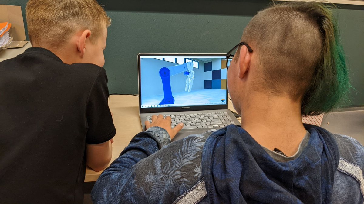 TechLokaal's tweet image. Digital Twinning in het onderwijs.
We hebben een workshop Robotica verzorgt voor 3 VMBO Basis en Kader @lekenlinge. De leerlingen leren werken met een #DigitalTwins  van XR4industry. Dit is een virtuele robot die bekeken en bedient kan worden alsof het de echte robot is.