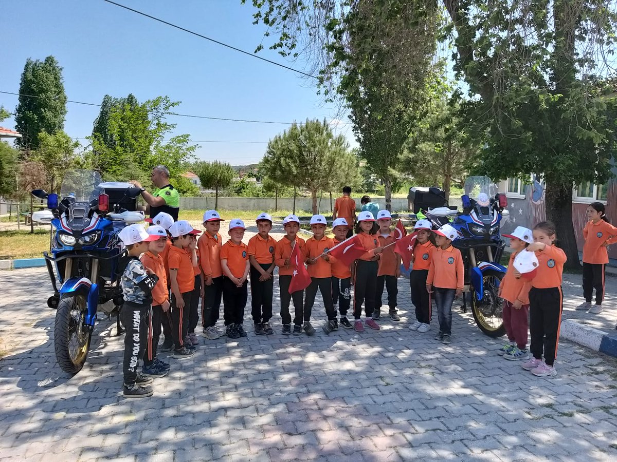 FeritOkulu's tweet photo. Karayolları trafik haftası etkinlikleri kapsamında güzel bir sunum ve keyifli etkinlikler için  okulumuzda misafir ettiğimiz jandarma ekibimize çok teşekkür ederiz 😊 @yapiciserafetin @cengizaydin36 @seyfullah0966 @SokeIlce https://t.co/YPZnp3TIi0