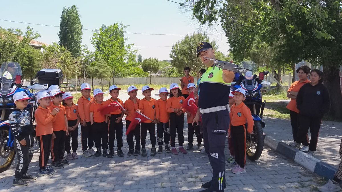 FeritOkulu's tweet photo. Karayolları trafik haftası etkinlikleri kapsamında güzel bir sunum ve keyifli etkinlikler için  okulumuzda misafir ettiğimiz jandarma ekibimize çok teşekkür ederiz 😊 @yapiciserafetin @cengizaydin36 @seyfullah0966 @SokeIlce https://t.co/YPZnp3TIi0