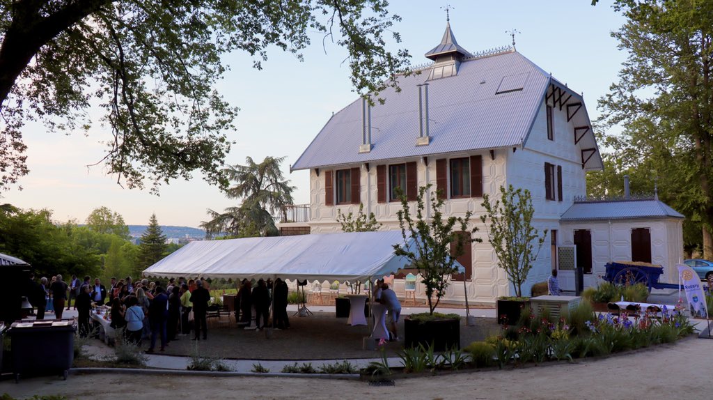 KARLOLIVE's tweet photo. 🤝 Soirée d’échanges entre les entreprises du territoire dans le décor splendide de la #MaisonDeFer de @villepoissy! 
L’occasion pour le @RotaryPoissy de remettre un prêt d’honneur de 5000€ à la société @taliconnected et son projet innovant 👏
Vive #Poissy &amp; son dynamisme local! https://t.co/darj8TR5hH
