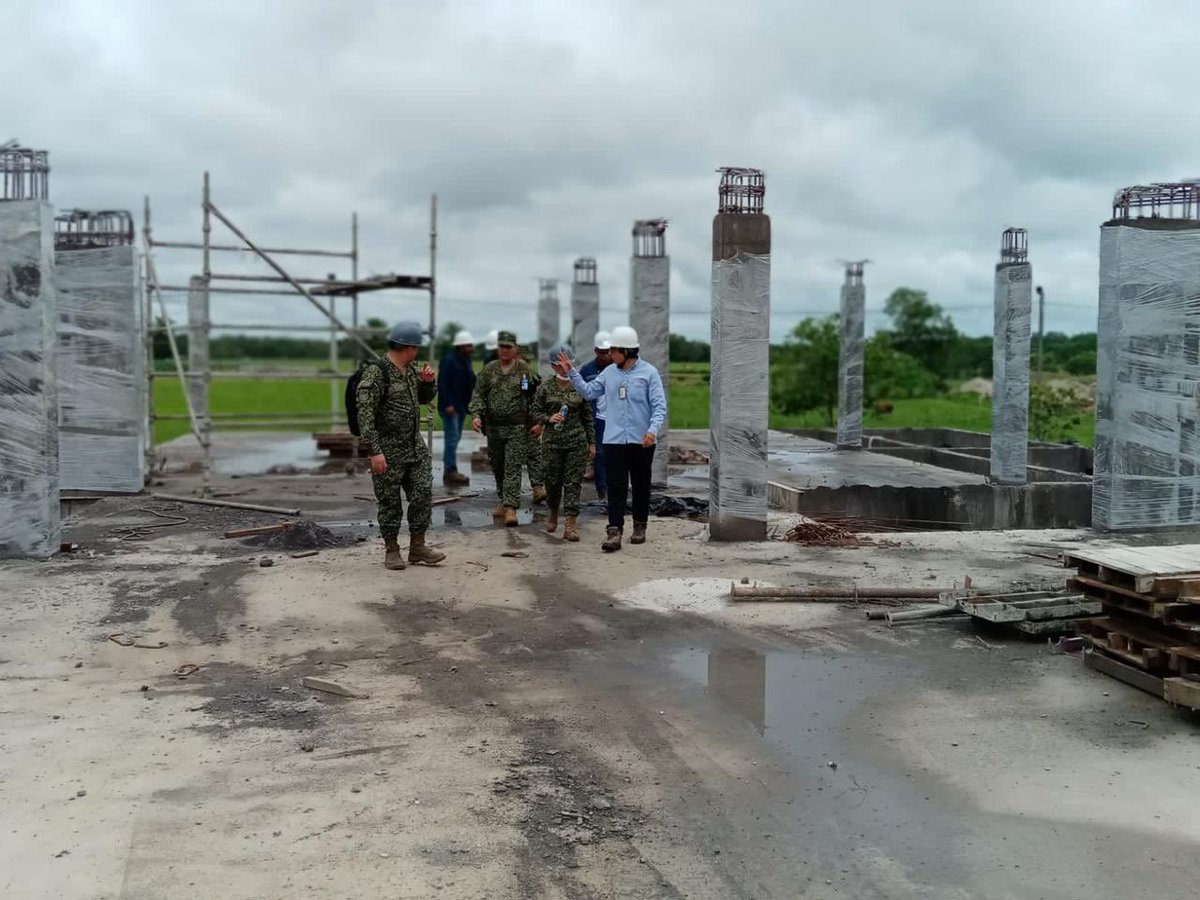 FNA_ArmadaCol's tweet photo. #AEstaHora el señor VALM Harry Reyna #CFNS junto al señor BG. Guillermo Castellanos #CIMAR, verifican los avances de las obras de infraestructura, plantas de tratamiento de agua y redes eléctricas, las cuales mejorarán el bienestar de nuestras tropas en el Barrancón #Guaviare. https://t.co/obQLoqUWiQ