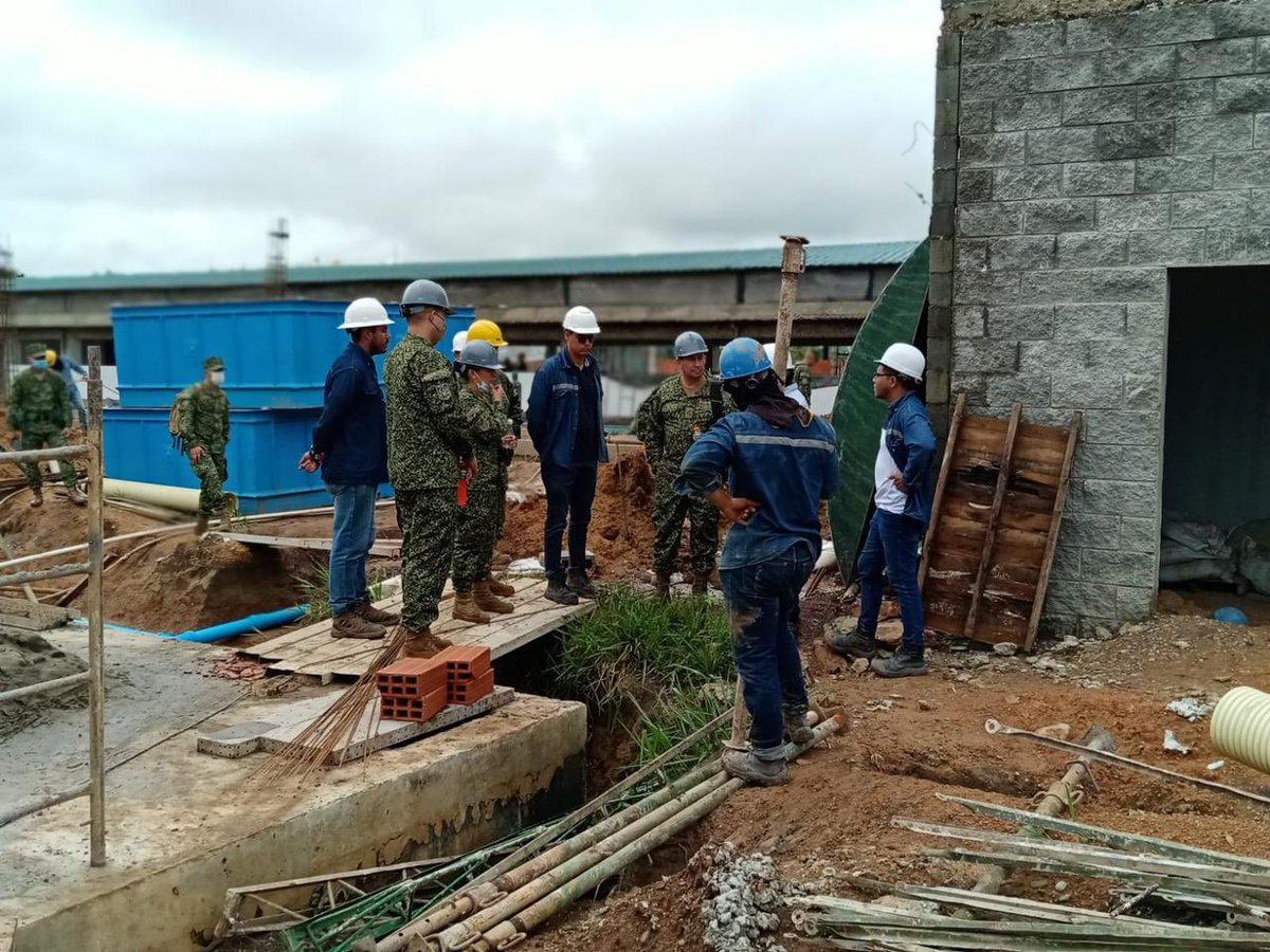 FNA_ArmadaCol's tweet photo. #AEstaHora el señor VALM Harry Reyna #CFNS junto al señor BG. Guillermo Castellanos #CIMAR, verifican los avances de las obras de infraestructura, plantas de tratamiento de agua y redes eléctricas, las cuales mejorarán el bienestar de nuestras tropas en el Barrancón #Guaviare. https://t.co/obQLoqUWiQ