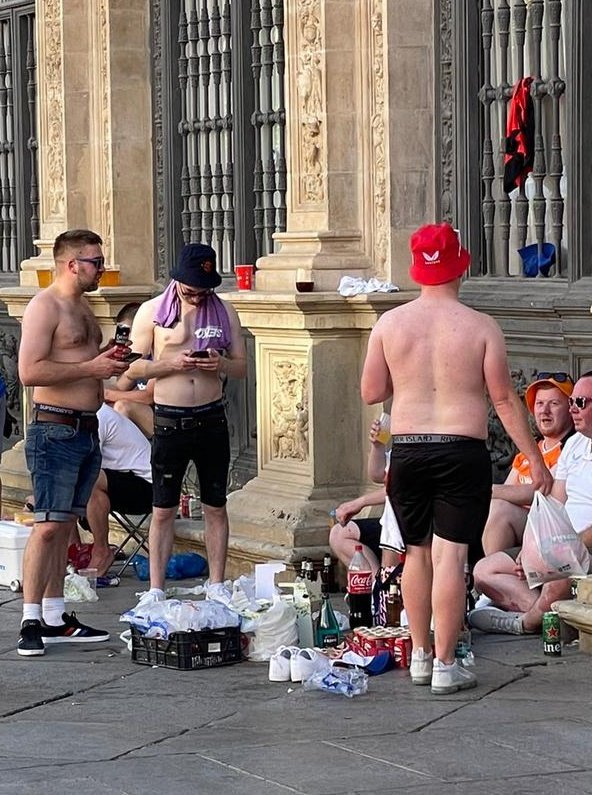 BonoBorrero's tweet photo. Tras tomar el sol y bañarse en la Plaza de España, los hinchas del @RangersFC han montado un botellón ante el @Ayto_Sevilla, institución máxima de la ciudad y edificio considerado como patrimonio histórico de España.

No nos equivoquemos. El dinero no lo justifica todo. https://t.co/yDixurxD1k