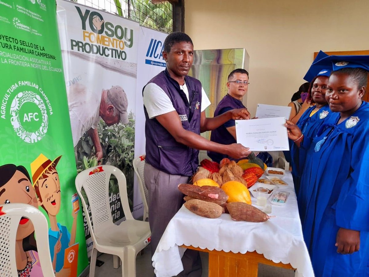 Fercho_Cruz90's tweet photo. En el recinto El Capricho del cantón #EloyAlfaro, se llevó a cabo la graduación de productores que fueron parte de las #ComunidadesDeAprendizaje de la #AgriculturaFamiliarCampesina, implementada por el @AgriculturaEc e @IICAEcuador.
#JuntosCumplimos https://t.co/fUfXZipRCT