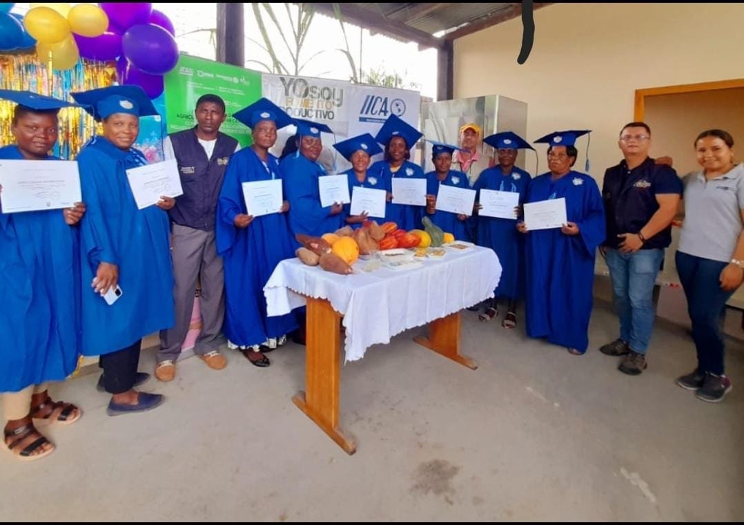Fercho_Cruz90's tweet photo. En el recinto El Capricho del cantón #EloyAlfaro, se llevó a cabo la graduación de productores que fueron parte de las #ComunidadesDeAprendizaje de la #AgriculturaFamiliarCampesina, implementada por el @AgriculturaEc e @IICAEcuador.
#JuntosCumplimos https://t.co/fUfXZipRCT