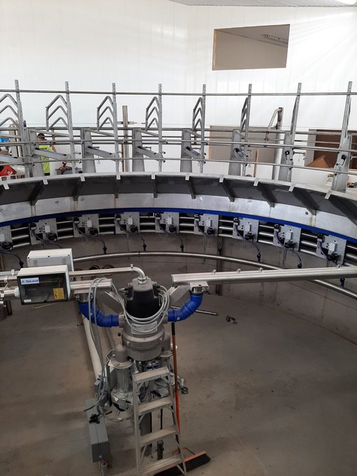 NorwellDairy's tweet photo. #FirstInCanada @DeLavalCanada @DeLaval E300 Rotary photo update!
#DairyDoneWell #Ontag #farming #dairy #farm https://t.co/Cjl1NWKnko