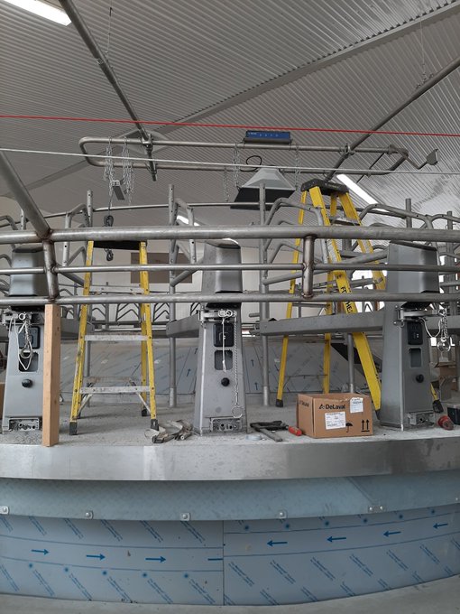 NorwellDairy's tweet photo. #FirstInCanada @DeLavalCanada @DeLaval E300 Rotary photo update!
#DairyDoneWell #Ontag #farming #dairy #farm https://t.co/Cjl1NWKnko