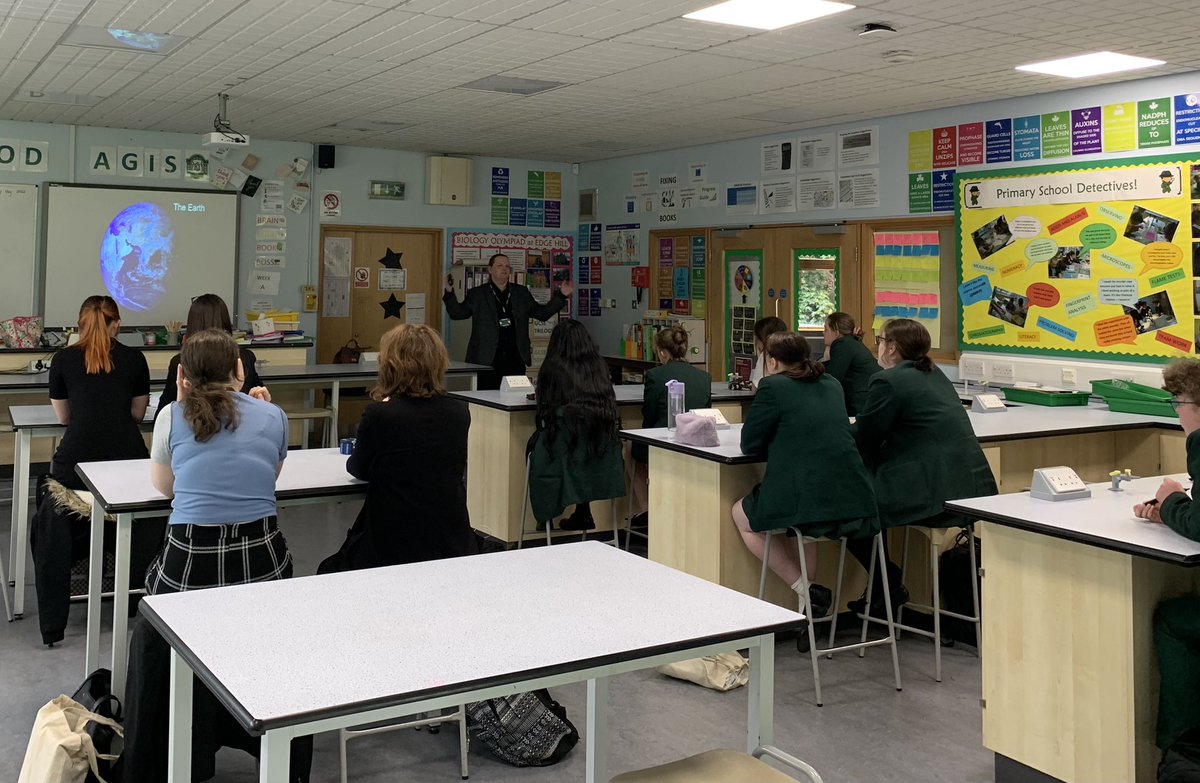 UptonDept's tweet photo. A fantastic Upton-ologies this evening about the Universe. Well done to everyone who attended for such fantastic questions! Thank you @AstroAndyN for another awe-inspiring discussion. #lovephysics @uptonhallfcj @SchoolsObs https://t.co/cNwrn4W9Fk