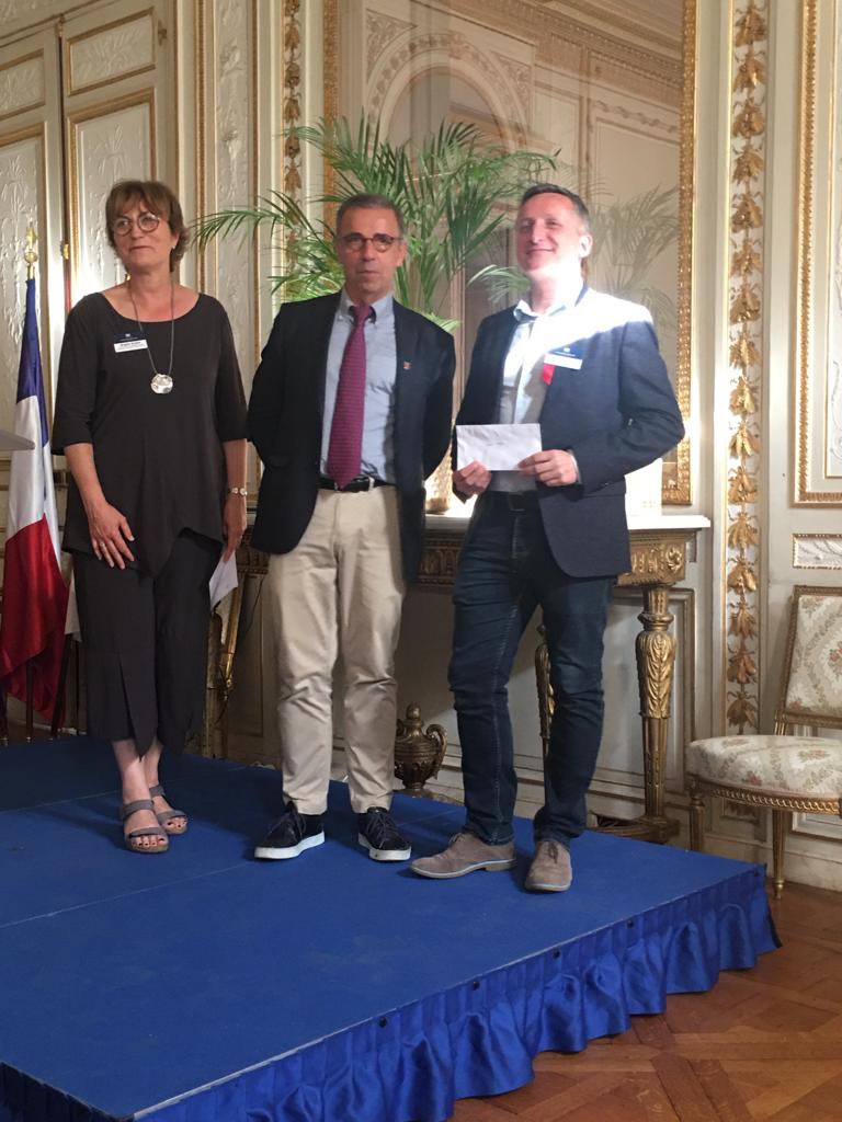 ANCESU_'s tweet image. 🏅À l’occasion du 15ème anniversaire du Club des Ambassadeurs de @Bordeaux, @PierreHurmic a récompensé l’@ANCESU_ et le #CESU33 pour l’organisation du 29ème Colloque national des #CESU 🎈
@yannbubien @CHUBordeaux @ARS_NAquit @Julien__Naud @BordeauxMeeting @BrigitteBLOCH @SFMU_MS