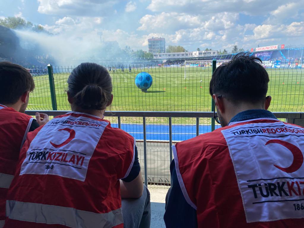 Kütahya Dumlupınar Üniversitesi Genç Kızılay Topluluğu olarak Kütahya sporun play-off maçına şubemiz ve Kütahya Sağlık Bilimler Üniversitesi ile birlikte katılım sağladık ve şehrimizin takımını destekledik katılan tüm gönüllülerimize teşekkür ederiz.🌙