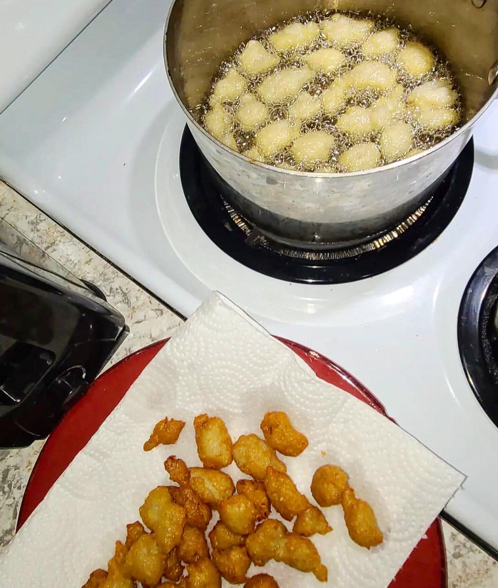 splendorouscel1's tweet photo. 🥔 Bubble potato chips 🥔
Another delicious potato recipe, courtesy of The Boyfriend.
#homemade #homemadefood #homemadecooking #homemadedinner #homemadesnack #homecooking #homecooking101 #yumyum #guelphbusiness #guelphlife #guelphontario #guelphsmallbusiness #dietitianeats https://t.co/0ZpDuSEnId