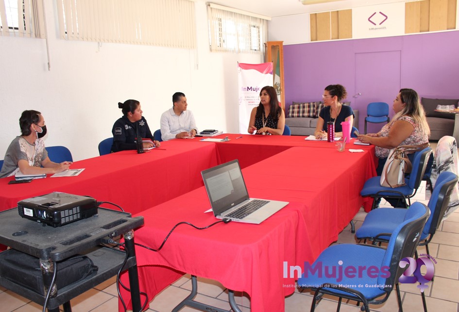 InMujeresGDL's tweet photo. El día de hoy se llevó a cabo la reunión con las Unidades Especializadas en Atención Integral de Violencia Contra las Mujeres y niñas #UNEAS, para generar estrategias coordinadas de trabajo y que las mujeres y niñas tapatías vivan una vida libre de violencias.🤝👏👭✅ https://t.co/JCW8b8JfiX