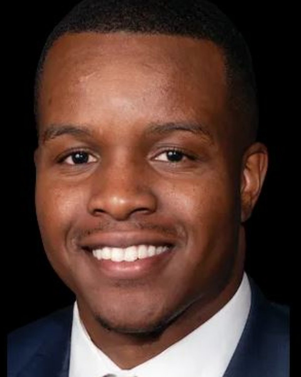 StEdsVero's tweet photo. Love how @CortezLBrown '12 continues to make a difference in his community! We look forward to having @ProStudentsUSA back on campus next summer.#piratepride #howsesgrows #prostudents #howsesconnects #sesclassof2012
https://t.co/SKYSu2o7tC https://t.co/H0HZFzoFCD