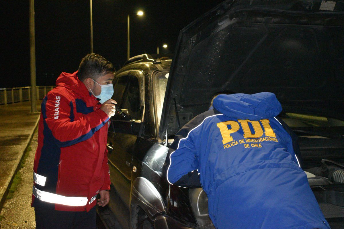 PDI_Aysen's tweet photo. Durante el fin de semana, detectives de la Sección Migraciones #Aysén y de la Brigada Antinarcóticos #Coyhaique, junto a personal de @AduanaCL y @DGTM_Chile, realizaron una fiscalización en el muelle de #PuertoCisnes, controlando a ciudadanos nacionales y extranjeros. https://t.co/XepNyjvuRI