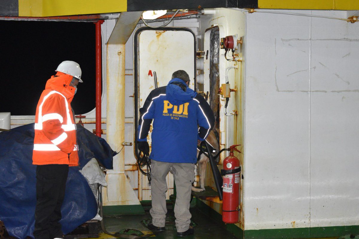 PDI_Aysen's tweet photo. Durante el fin de semana, detectives de la Sección Migraciones #Aysén y de la Brigada Antinarcóticos #Coyhaique, junto a personal de @AduanaCL y @DGTM_Chile, realizaron una fiscalización en el muelle de #PuertoCisnes, controlando a ciudadanos nacionales y extranjeros. https://t.co/XepNyjvuRI