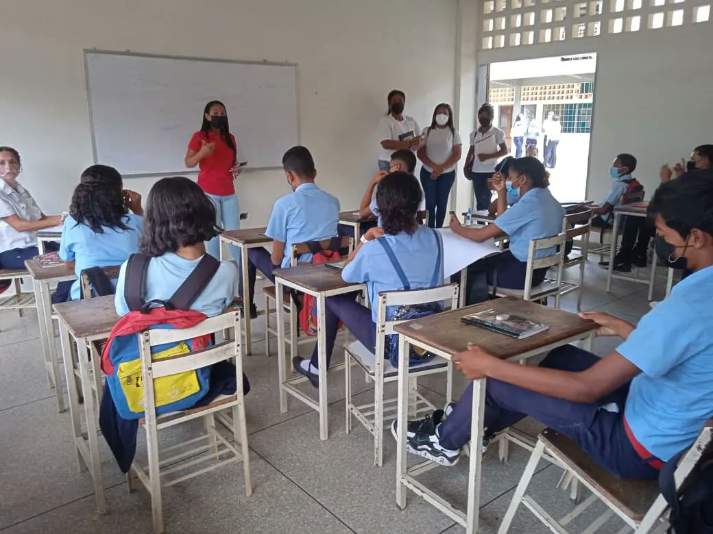FalconSunad's tweet photo. En un trabajo simultáneo entre la SUNAD Falcón e instituciones del Frente Preventivo, llevaron a cabo un abordaje de prevención, con temas sobre consumo de drogas legales e ilegales, embarazo precoz, la actividad fue dirigida a 32 estudiantes del Liceo "Alberto Fuerzan" de Coro. https://t.co/sIaheaBlKL