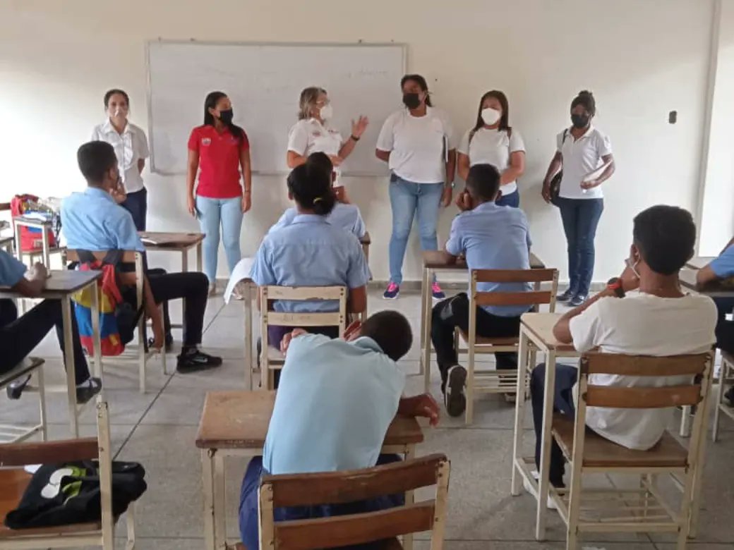FalconSunad's tweet photo. En un trabajo simultáneo entre la SUNAD Falcón e instituciones del Frente Preventivo, llevaron a cabo un abordaje de prevención, con temas sobre consumo de drogas legales e ilegales, embarazo precoz, la actividad fue dirigida a 32 estudiantes del Liceo "Alberto Fuerzan" de Coro. https://t.co/sIaheaBlKL