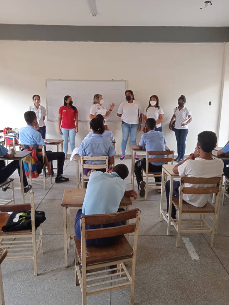 FalconSunad's tweet photo. En un trabajo simultáneo entre la SUNAD Falcón e instituciones del Frente Preventivo, llevaron a cabo un abordaje de prevención, con temas sobre consumo de drogas legales e ilegales, embarazo precoz, la actividad fue dirigida a 32 estudiantes del Liceo "Alberto Fuerzan" de Coro. https://t.co/sIaheaBlKL