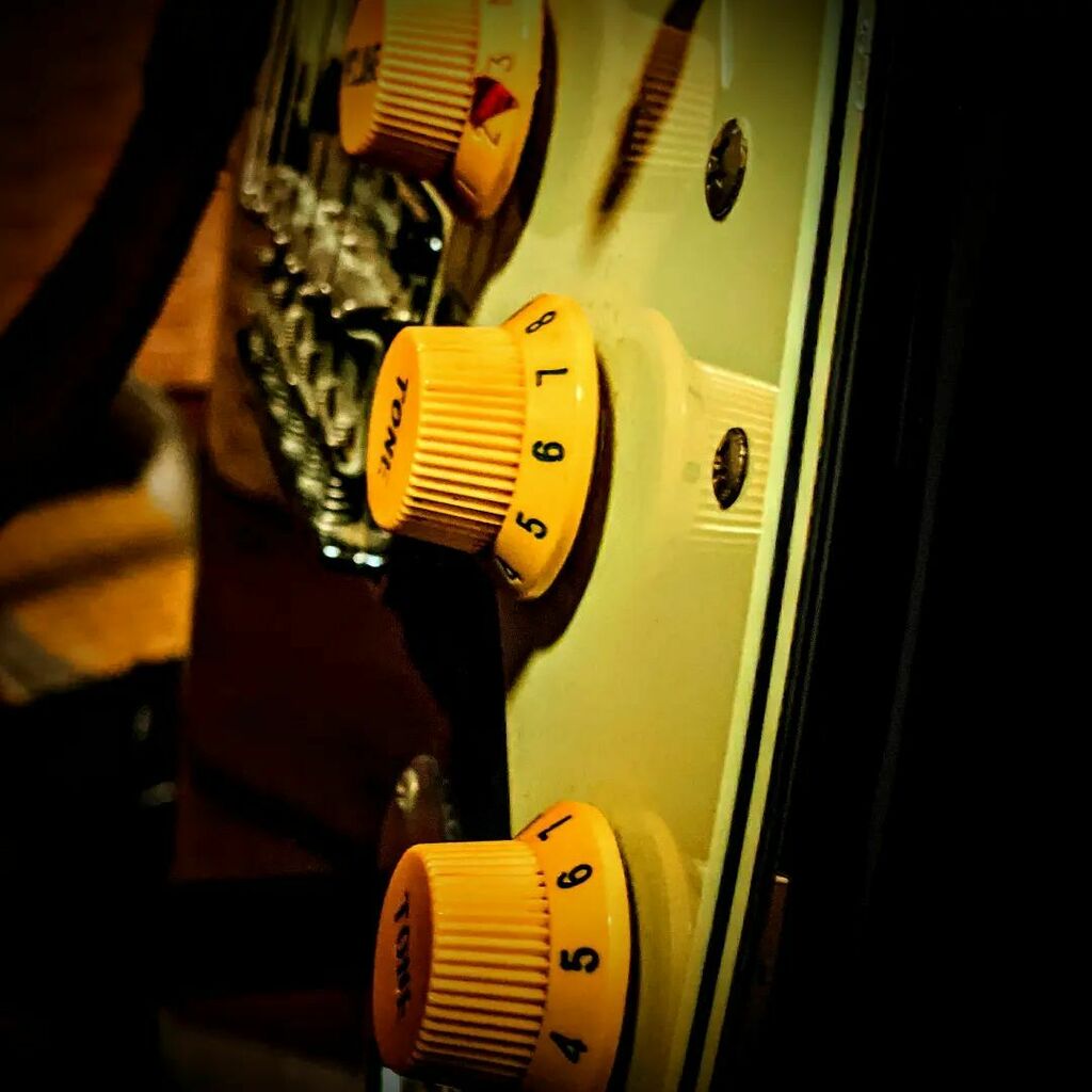 Sinnichio's tweet photo. ようやく今日も1日終わり🎸
明日も長い1日になりそう😪
#timelesstimber #japanguitar https://t.co/ZA6HbxzMYh https://t.co/yauNTITtMR