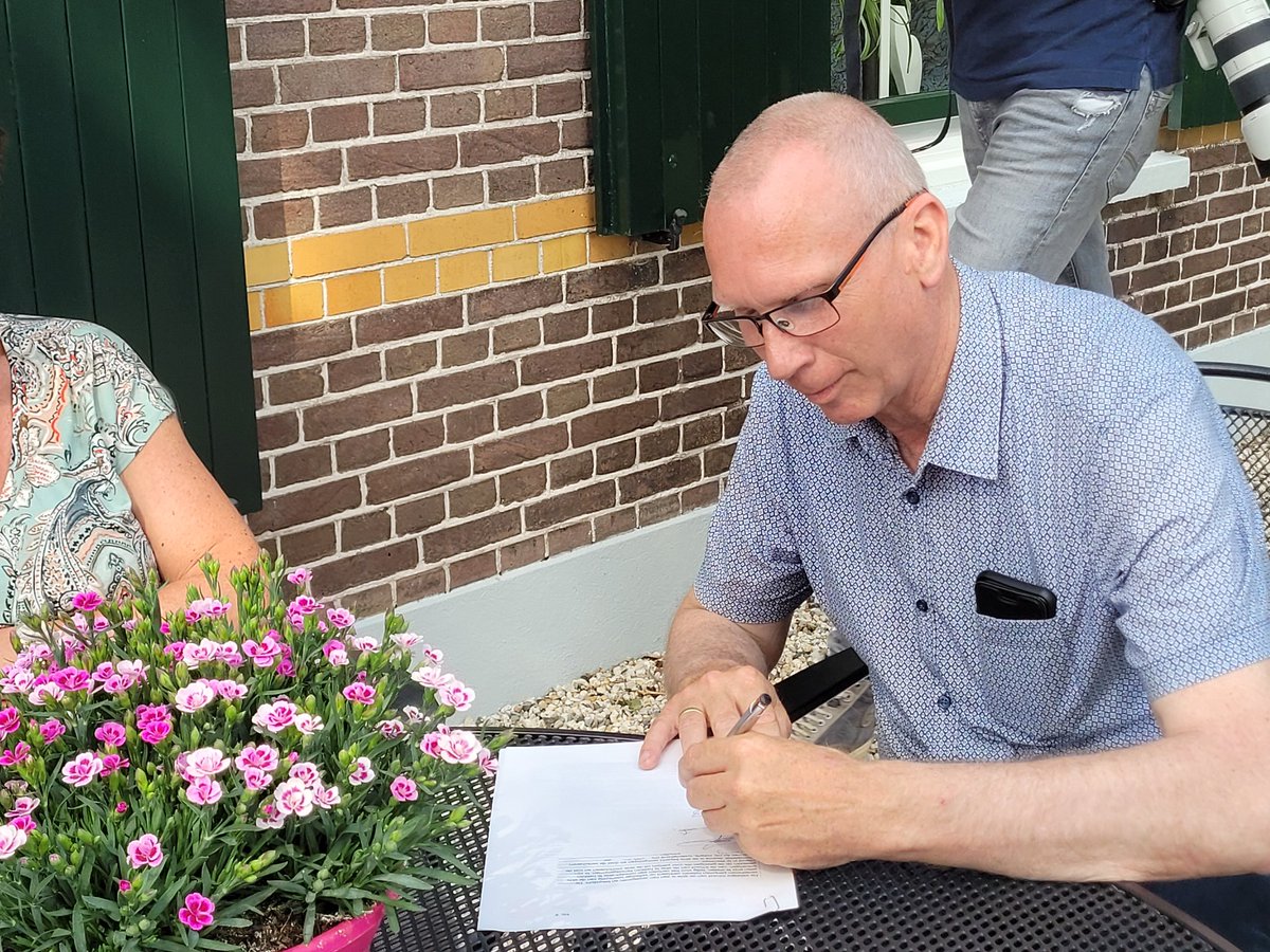 Fam. de Jong officieel eigenaar van de Pinkeveerse Brug.