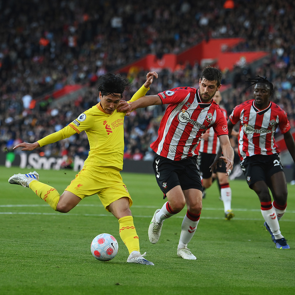 premierleague's tweet photo. HALF-TIME Southampton 1-1 Liverpool

All square at the interval after Minamino cancelled out Redmond's early effort

#SOULIV https://t.co/TUtu1JBEt4