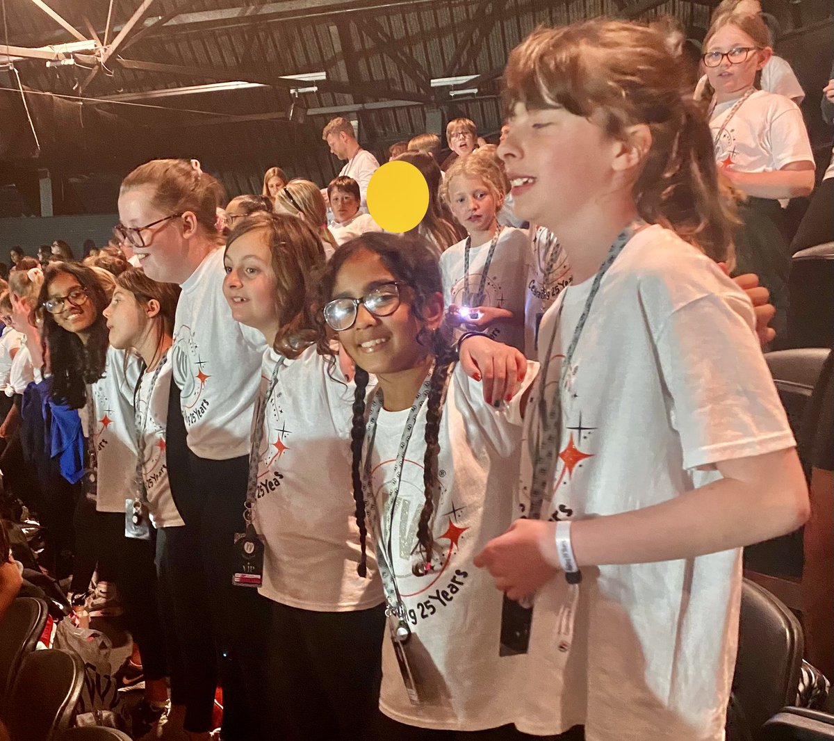 MissThornton85's tweet photo. Year sixes standing together and singing together! What great memories are being made here! #memoriesfromprimary @SpaldingPriAcad @PinchbeckEastCE @InfinityAcad @YVconcerts https://t.co/5U0lGXqRSc