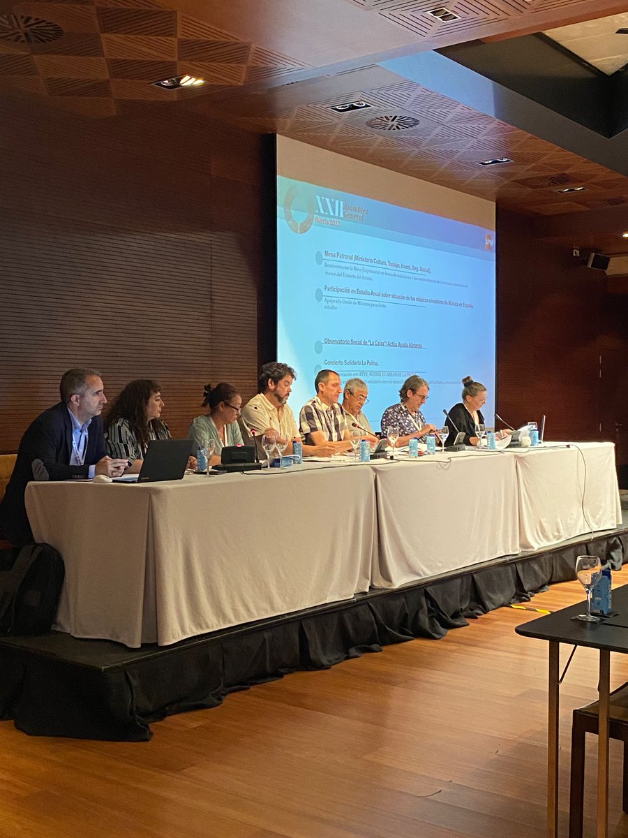 apmusicales's tweet photo. 🎉 ¡Se inaugura oficialmente la XXII #AsambleaGeneral de APM!
La junta, gerencia y secretaria de #APM inician el primer panel de presentación, donde se ha hablado de las acciones de APM en 2021, del #AnuariodelaMúsicaenVivo2022 y se ha presentado #APMPRO, entre otras cosas. https://t.co/efkyTjGr9V