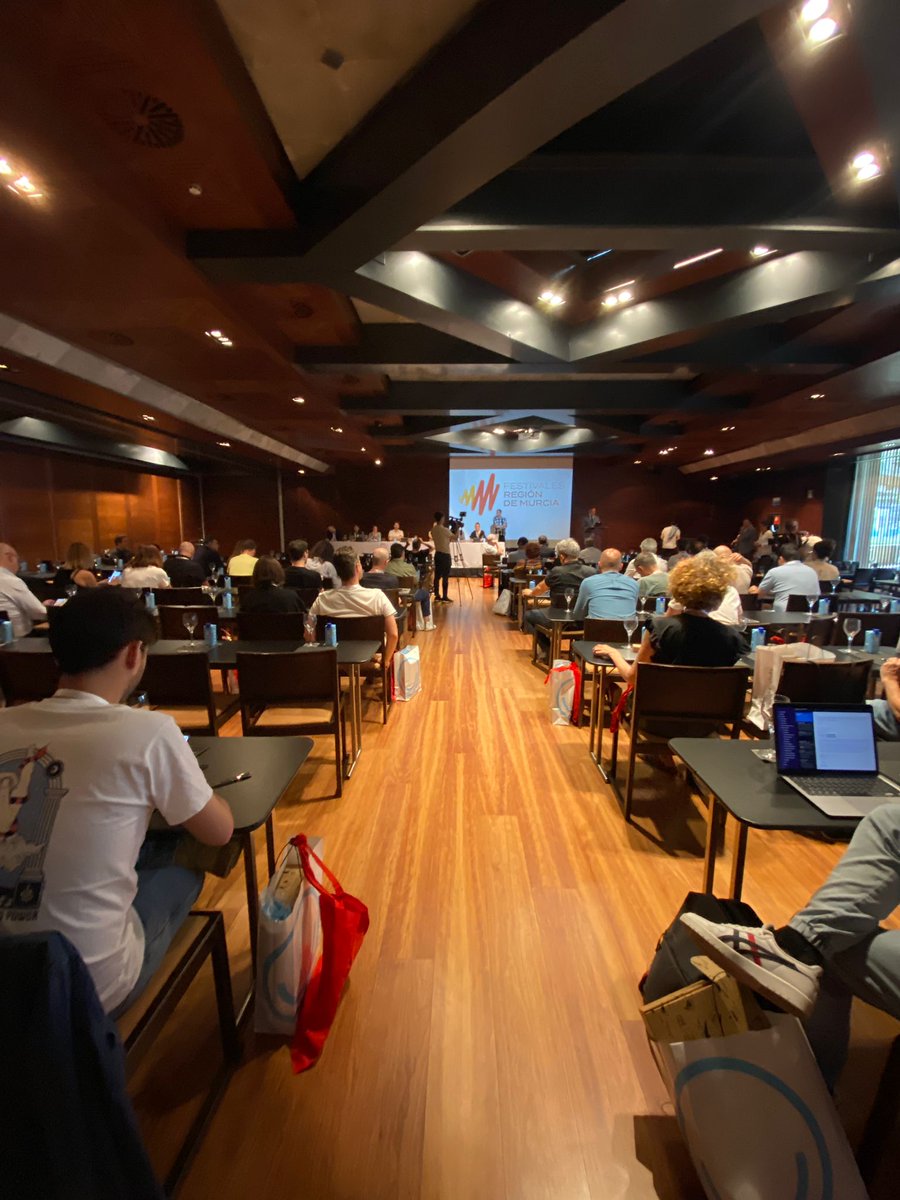 apmusicales's tweet photo. 🎉 ¡Se inaugura oficialmente la XXII #AsambleaGeneral de APM!
La junta, gerencia y secretaria de #APM inician el primer panel de presentación, donde se ha hablado de las acciones de APM en 2021, del #AnuariodelaMúsicaenVivo2022 y se ha presentado #APMPRO, entre otras cosas. https://t.co/efkyTjGr9V