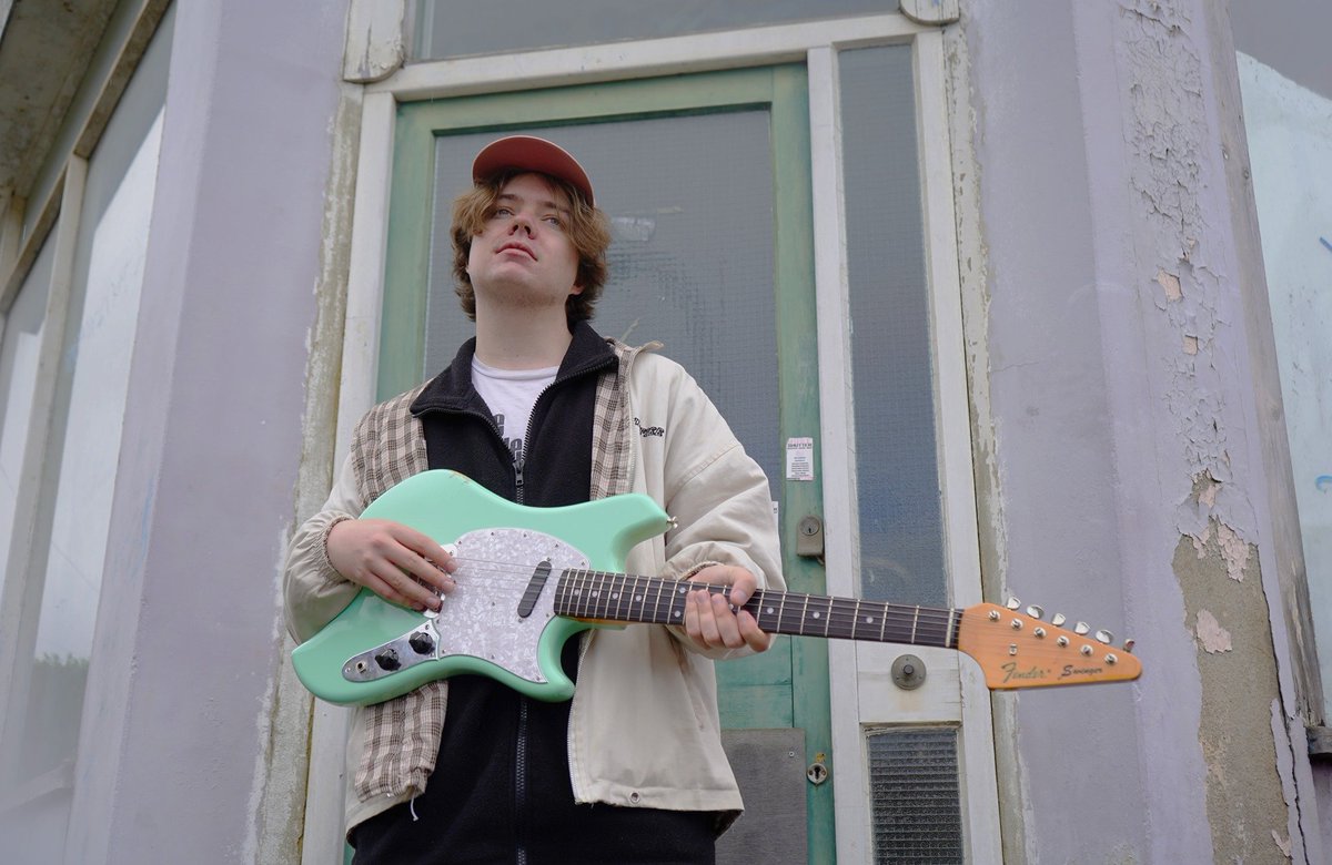 The latest from <a href="/rainnbyrns/">Rainn Byrns</a> sounds like The Kinks by way of Texas! 
ifitstooloud.com/2022/05/rainn-…