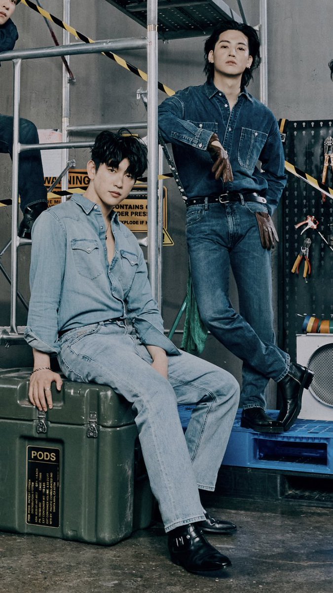 Ps_Kw's tweet photo. ผมอะอึ้มมมม ตะละหล่องต๋องแต๋ง ซื้อที่หมดไปเป็นแสน ผมอะอึ้มมมม ค่าใต้โต๊ะอีกสองแสน ค่าชุดคู่อีกสามแสน https://t.co/6eaMdZvWCf