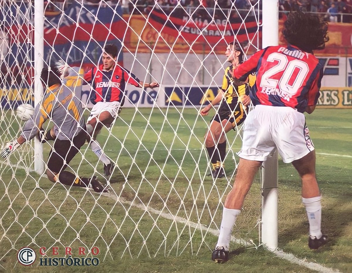 CERRO PORTEÑO 3 - Peñarol 0. Partido de vuelta de Cuartos de Final de la Copa Libertadores de América disputado en el Defensores del Chaco el 27 de Mayo de 1998.

Los goles del Ciclón fueron anotados por Héctor Blanco, Miguel Dominguez y Juan Ángel Paredes.

#JuegaElMasPopular