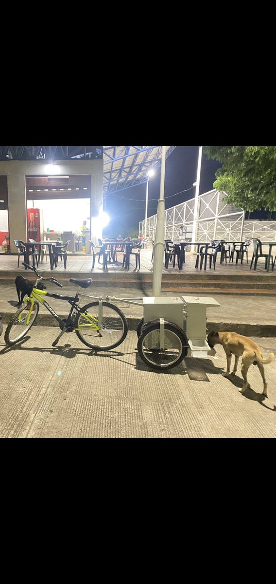 clavijofranco3's tweet photo. Nuestros amigos de la calle ya estan  aprovechando los comedores publicos moviles https://t.co/zx3sOjGLn2