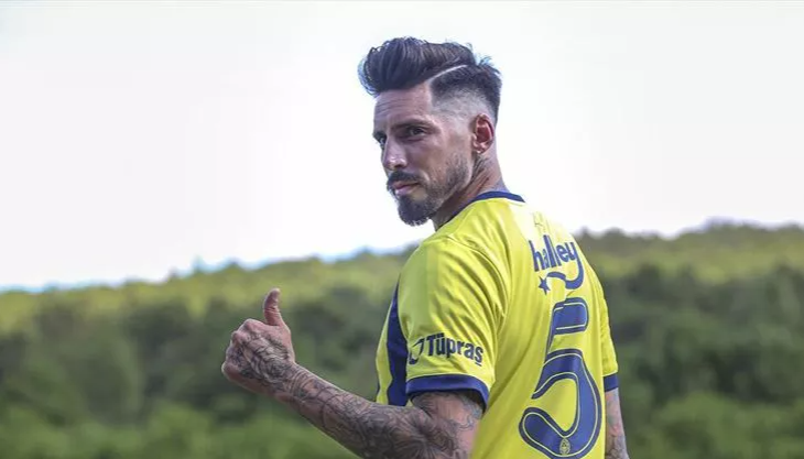 Fenerbahçeli Jose Sosa, Başakşehir'de oynamak istediğini menajeri aracılığıyla Emre Belözoğlu'na iletti